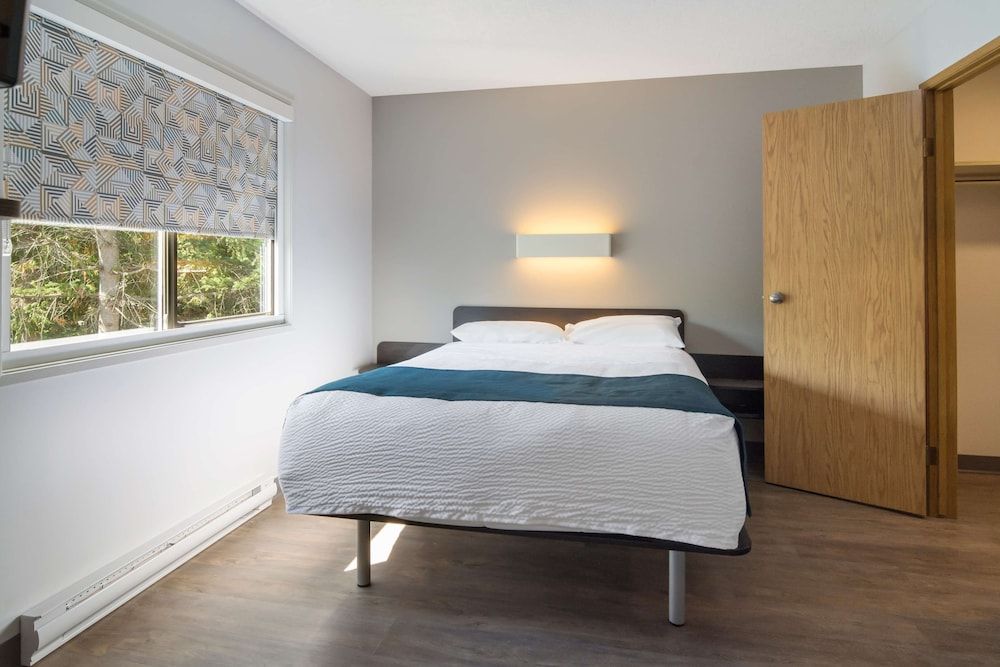 Motel 6 Saanichton, BC - Victoria Airport Deluxe Room, 1 Queen Bed, Non Smoking, Refrigerator & Microwave 3