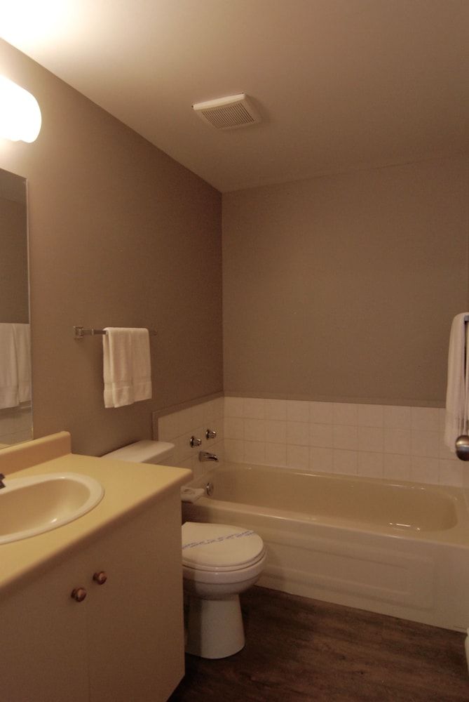 Motel 6 Saanichton, BC - Victoria Airport Standard Room, 1 King Bed, Non Smoking, Kitchenette 11