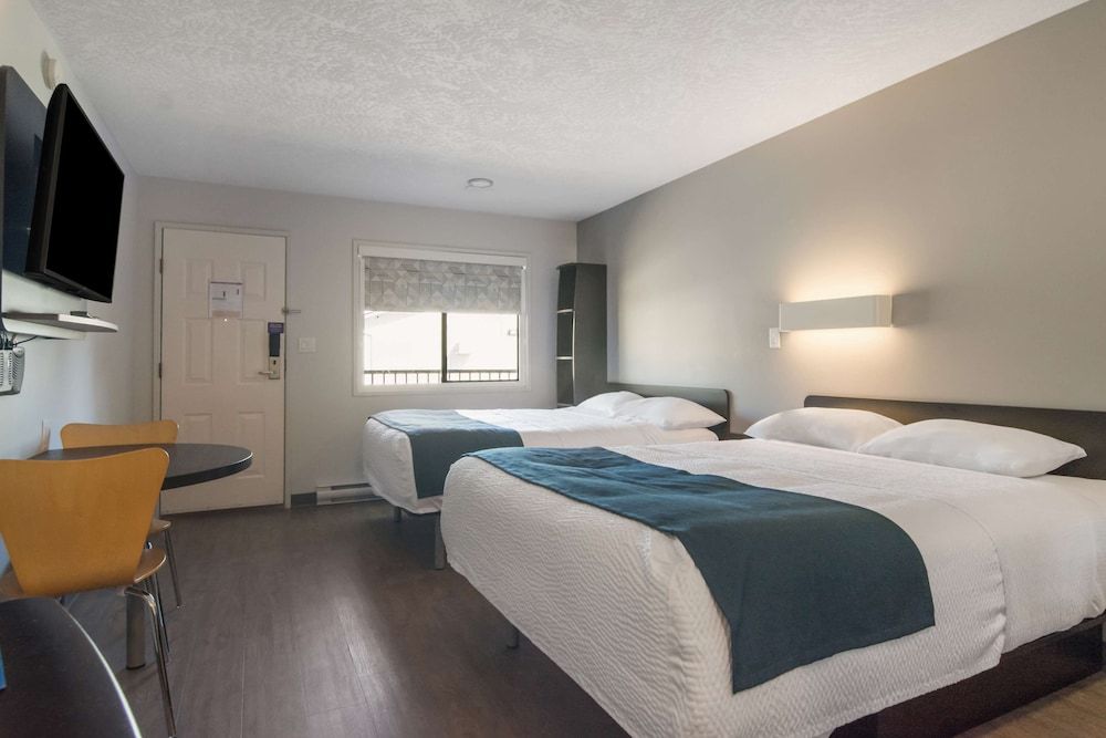 Motel 6 Saanichton, BC - Victoria Airport Standard Room, 2 Queen Beds, Non Smoking, Kitchenette 3