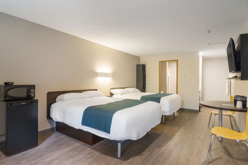 Motel 6 Saanichton, BC - Victoria Airport Standard Room, 2 Queen Beds, Non Smoking, Kitchenette 6