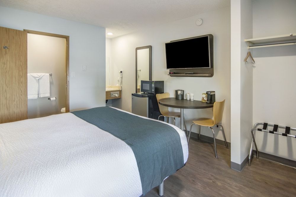 Motel 6 Saanichton, BC - Victoria Airport Deluxe Room, 1 Queen Bed, Non Smoking, Refrigerator & Microwave 4