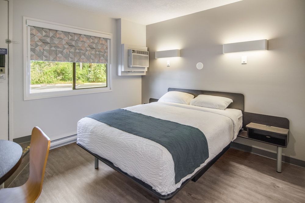 Motel 6 Saanichton, BC - Victoria Airport Standard Room, 1 King Bed, Non Smoking, Kitchenette 6