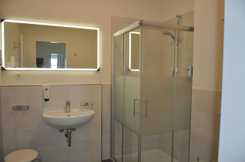 Avalon Hotel Bellevue Economy Double Room (Atelierzimmer im Dachgeschoss) 2