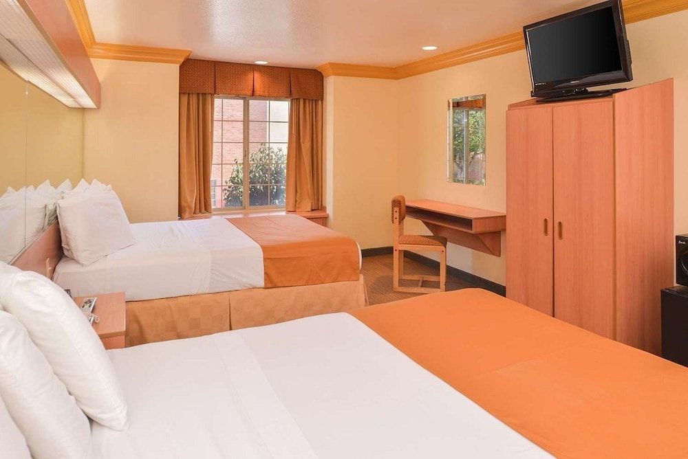 H3 Inn & Suites - LAX Airport - Los Angeles Standard Quadruple Room 2