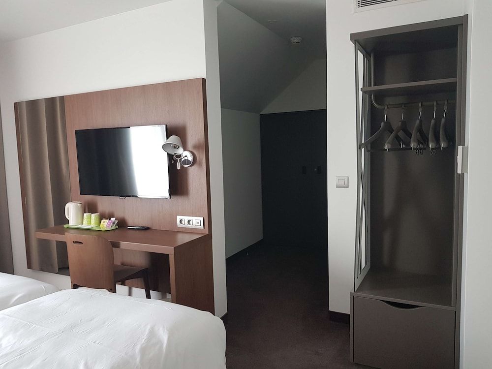 Campanile Fontainebleau Next Generation, Room, 2 Twin Beds 4