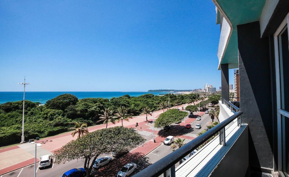 The Blue Waters Hotel Deluxe Twin Room – Sea Facing 3