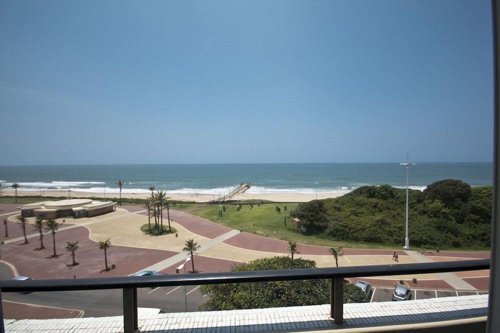 The Blue Waters Hotel Deluxe Twin Room – Sea Facing 4