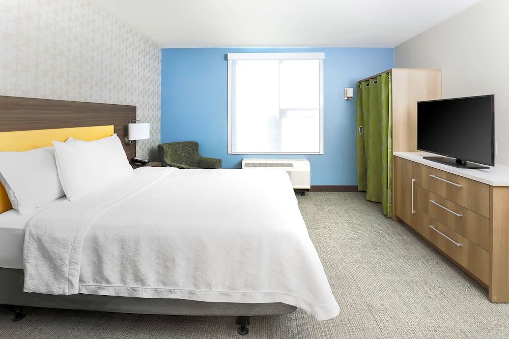 Suite, 1 Queen Bed, Accessible, Bathtub