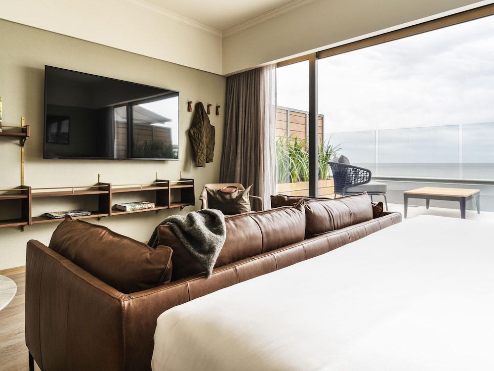 Deluxe Suite, 1 King Bed, Balcony, Sea View