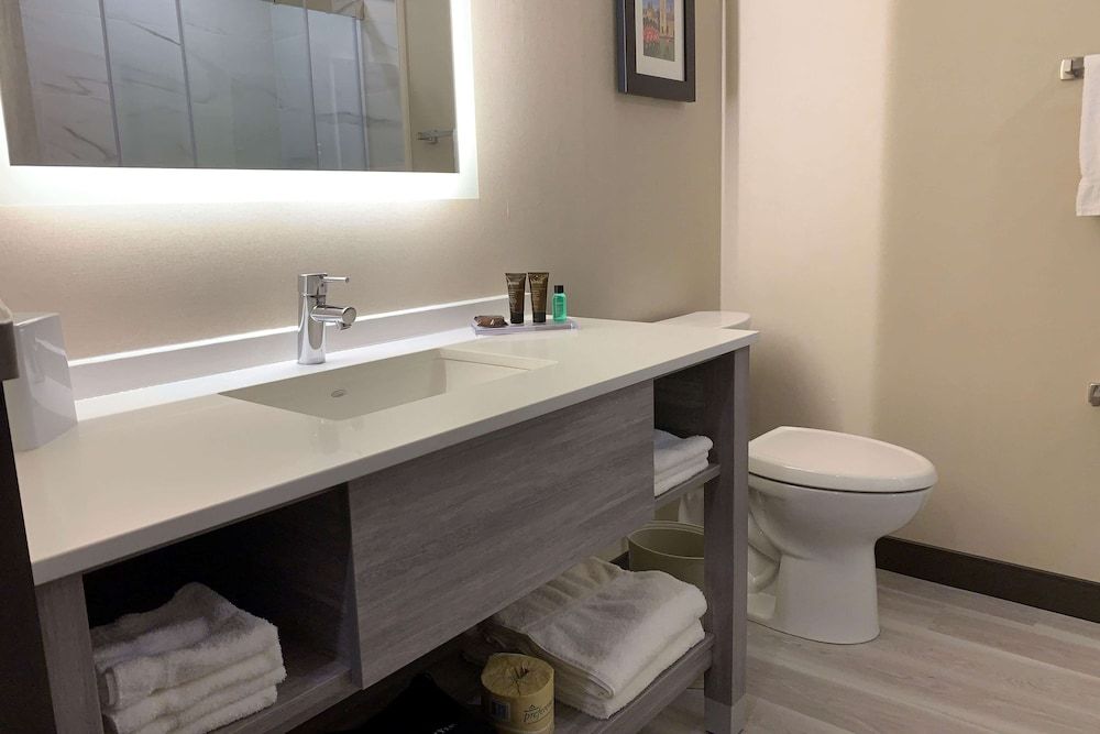 Wingate by Wyndham Kanata West Ottawa Standard Room, 2 Queen Beds, Non Smoking (Not Pet-Friendly) 7