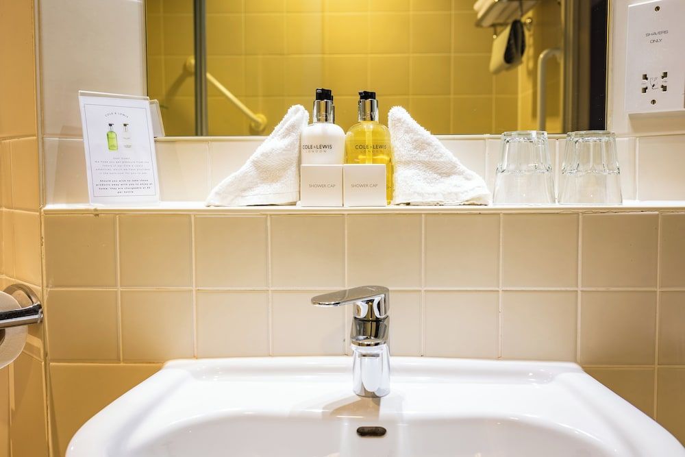 Red Lion Hotel, Hillingdon Family Room 11