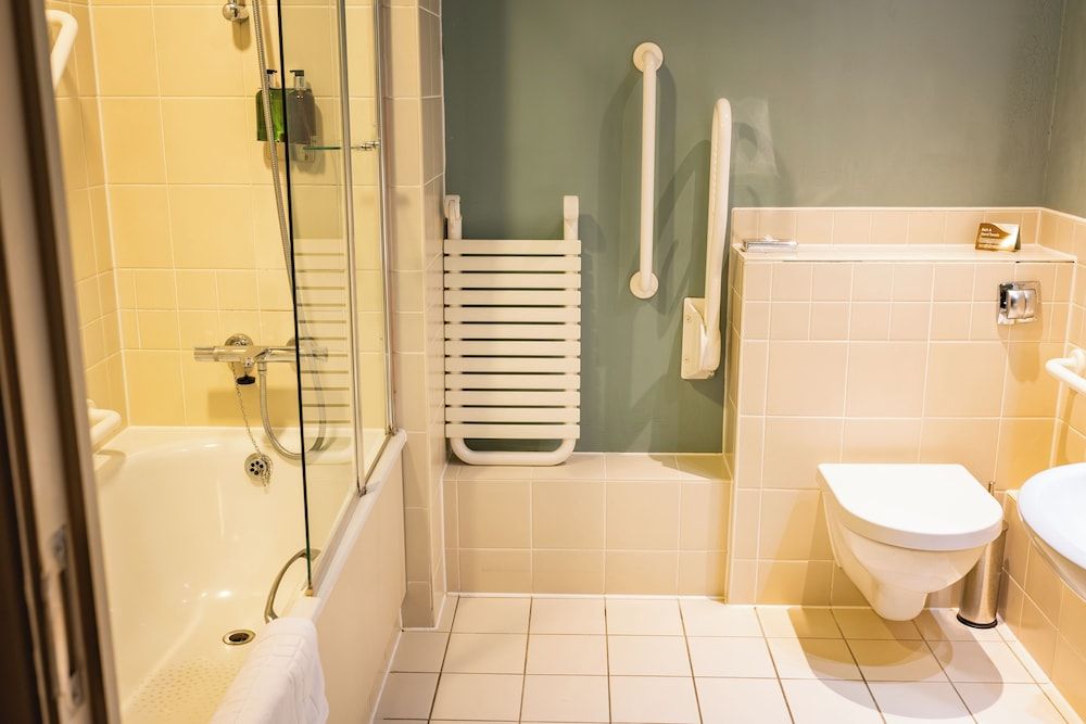 Red Lion Hotel, Hillingdon Family Room 9