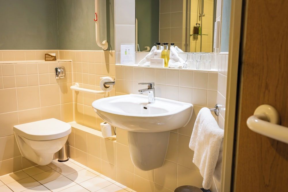 Red Lion Hotel, Hillingdon Family Room 13