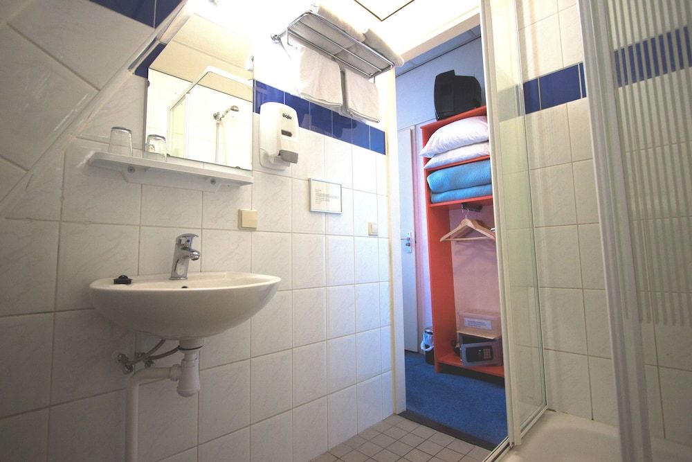 La Boheme Standard Room, 1 Queen Bed 3