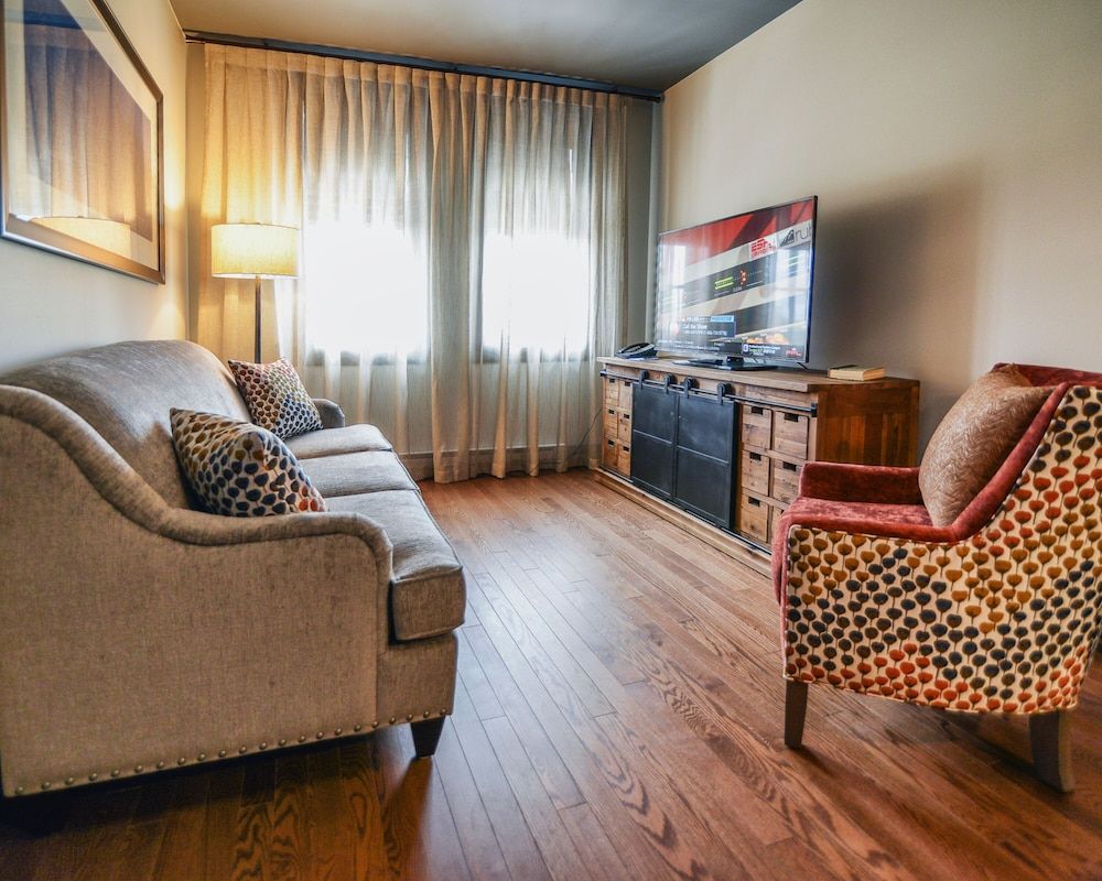 The Stella Hotel & Ballroom Premier Suite, 1 King Bed, Non Smoking 3