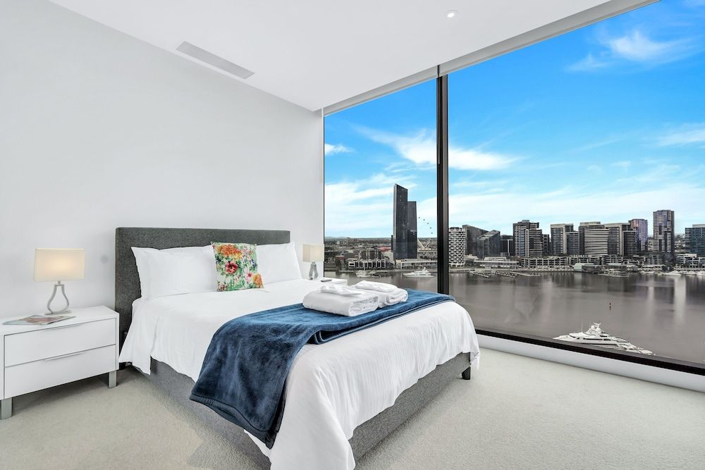 Executive 2 bed, 2 bath apartment with city and harbour views