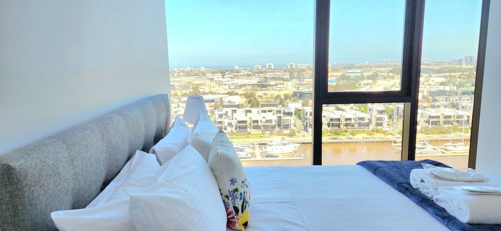 Classic 2 bed, 2 bath apartment with water views