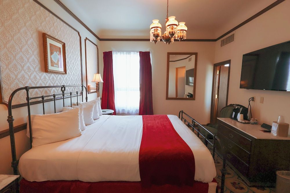 Mizpah Hotel Standard Room, 1 King Bed 2