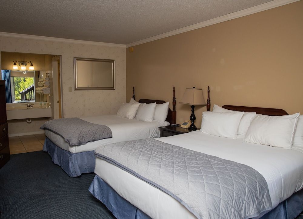 The Occidental Lodge Standard Double Room, 2 Queen Beds 3