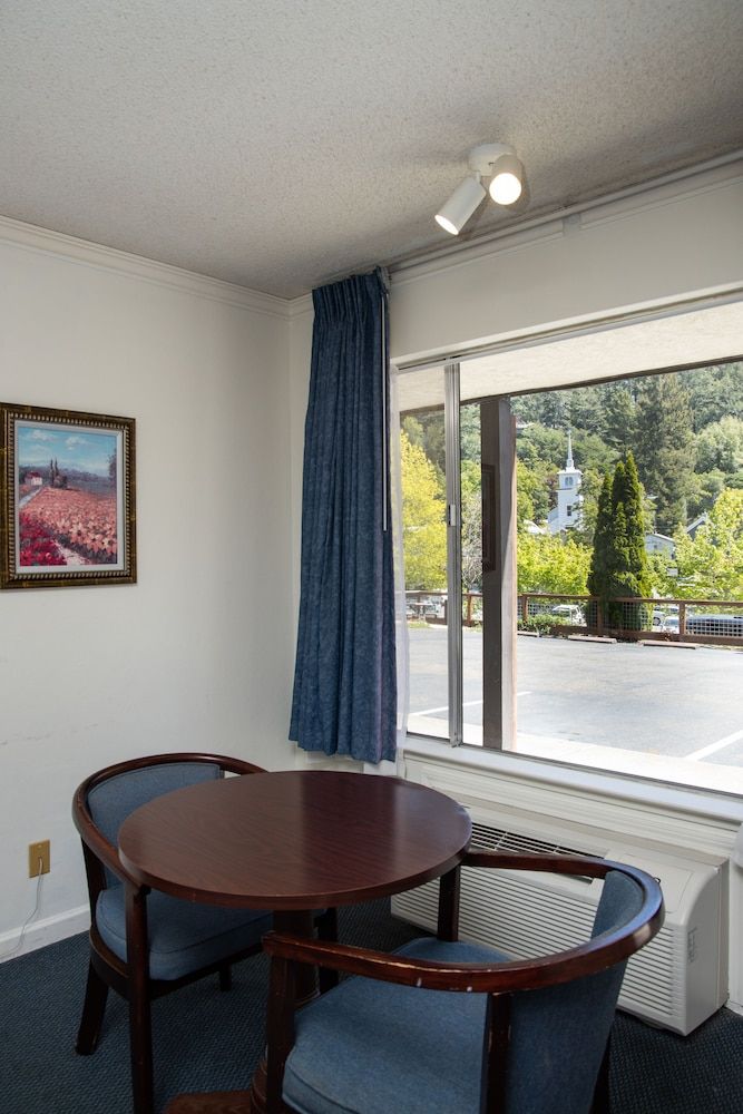 The Occidental Lodge Standard Double Room, 2 Queen Beds 5