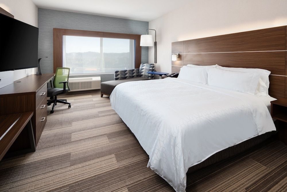 Standard Room, 1 King Bed, Roll-in Shower (Communications, Roll-In Shower)