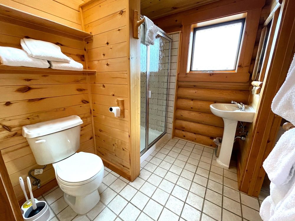 Beartooth Hideaway Inn and Cabins Luxury Cabin, Multiple Beds, Non Smoking, Kitchenette 2