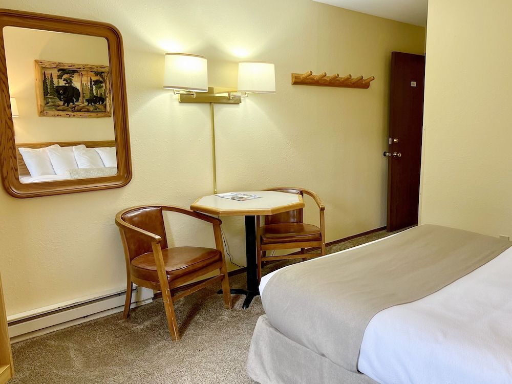 Beartooth Hideaway Inn and Cabins Room, 1 Queen Bed, Non Smoking