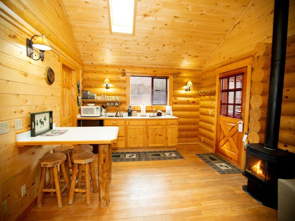 Beartooth Hideaway Inn and Cabins Luxury Cabin, Multiple Beds, Non Smoking, Kitchenette 4
