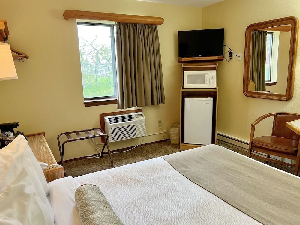 Beartooth Hideaway Inn and Cabins Room, 1 Queen Bed, Non Smoking 4
