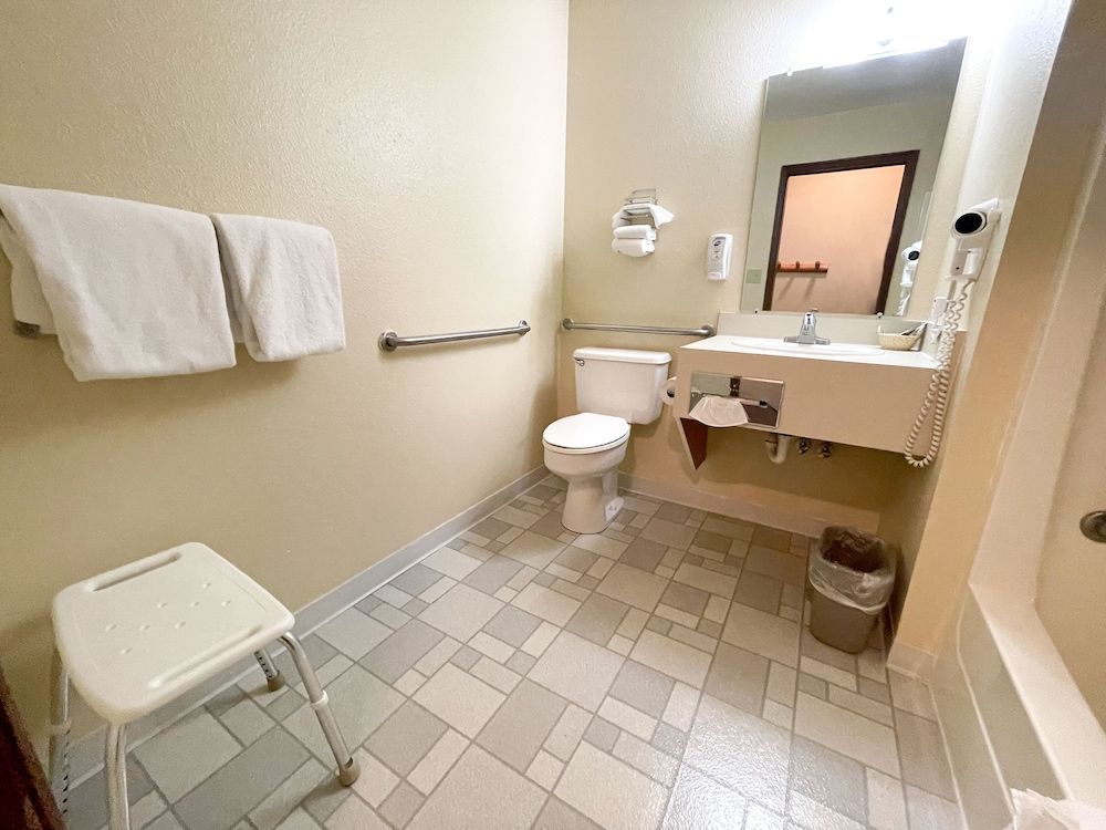 Beartooth Hideaway Inn and Cabins Room, 1 Queen Bed, Accessible, Non Smoking 4