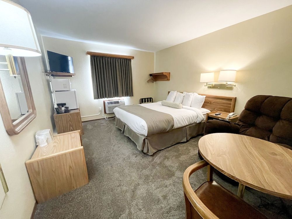 Beartooth Hideaway Inn and Cabins Room, 1 Queen Bed, Accessible, Non Smoking 2