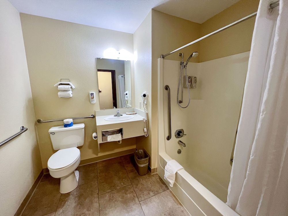 Beartooth Hideaway Inn and Cabins Room, 1 Queen Bed, Accessible, Non Smoking 6