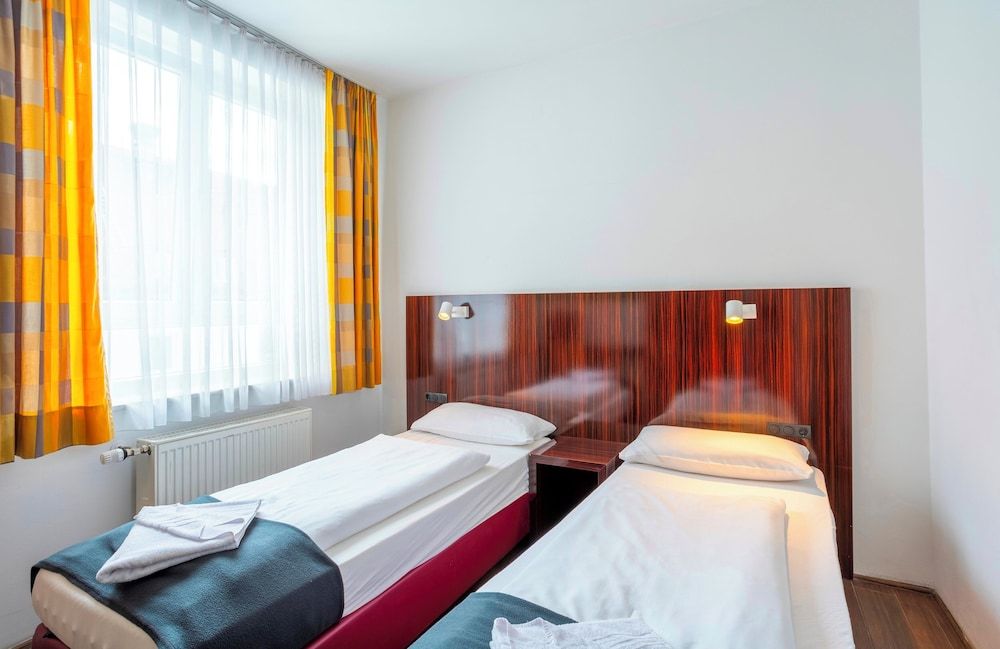 Jaeger's Munich - Hostel Twin Room
