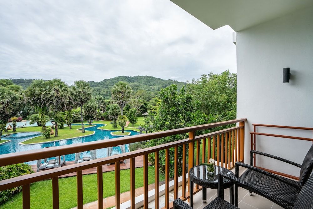 Naithonburi Beach Resort Deluxe Room, Pool View 3