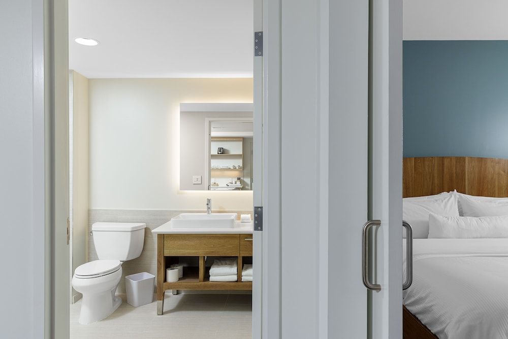 Suite, 1 Bedroom (Mobility/Hearing Access, Transf Shwr)