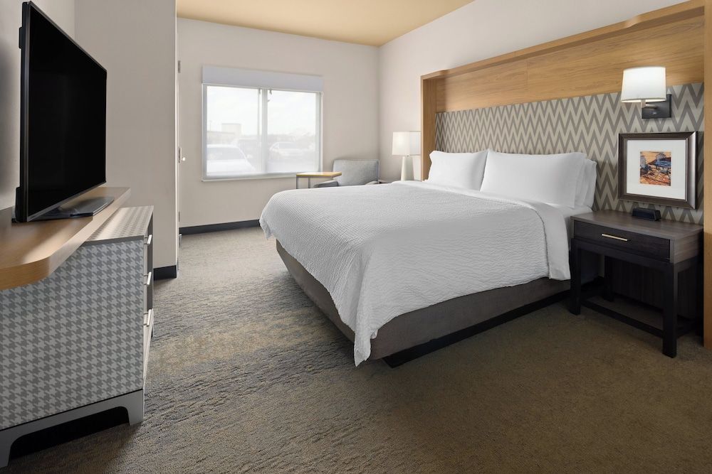 Suite, 1 King Bed, Accessible (Roll-In Shower)