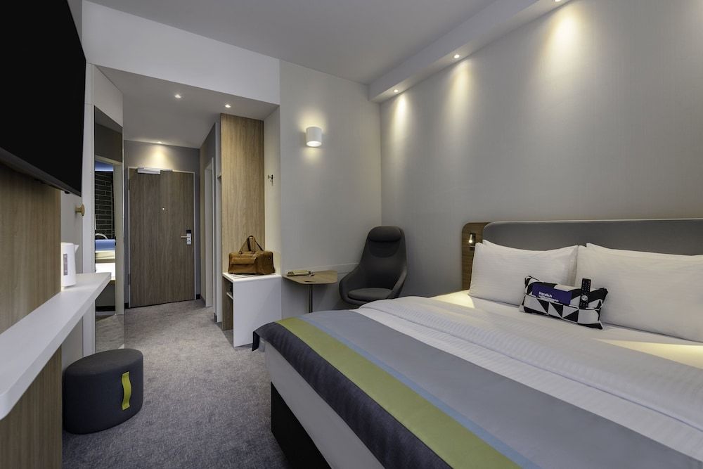 Standard Room, 1 Queen Bed, Courtyard View