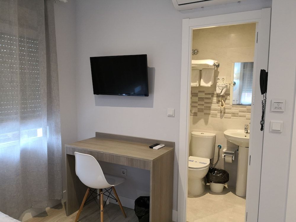 undefined Hostal Golden Alcalá 3