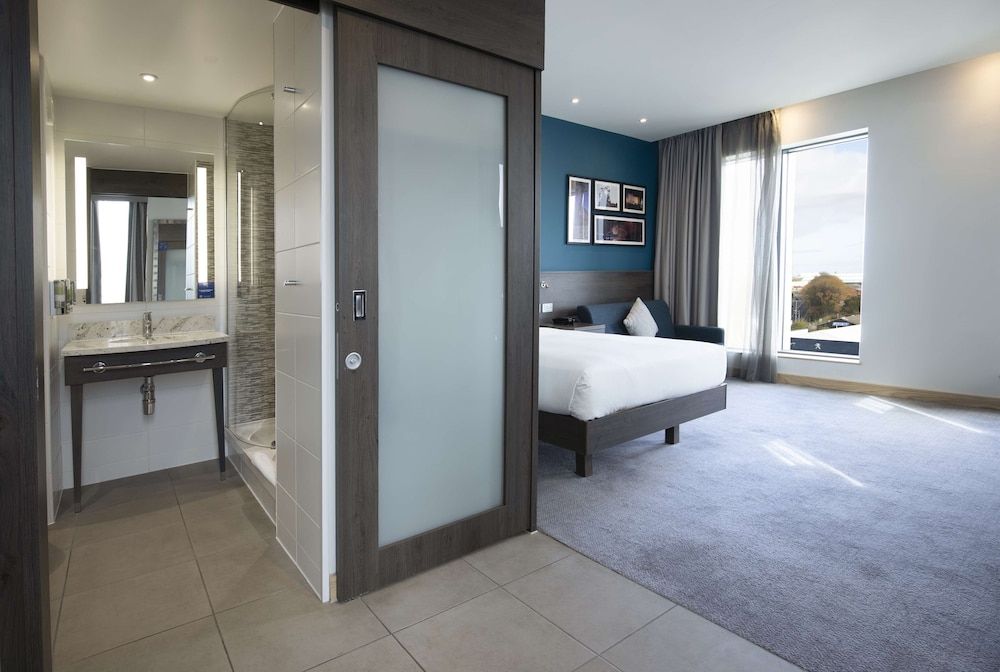 Family Room, 1 Queen Bed, River View
