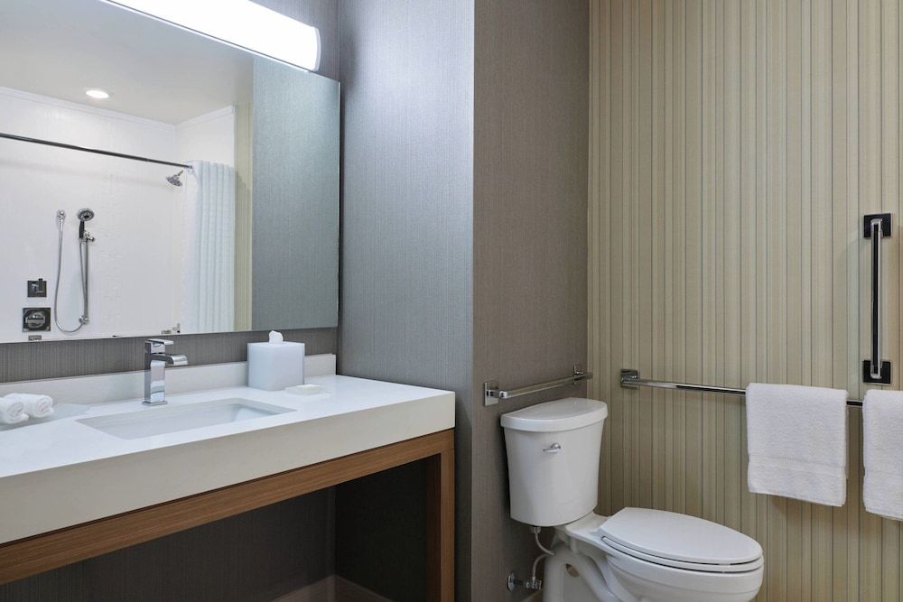 Suite, Multiple Beds (Mobility/Hearing Accessible, Tub)
