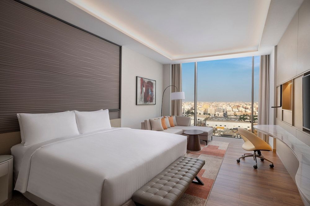 Jeddah Marriott Hotel Madinah Road Grand Room, 1 King Bed, Non Smoking (City View) 3