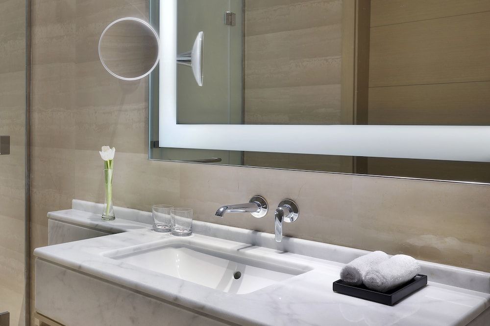 Jeddah Marriott Hotel Madinah Road Deluxe Room, 1 King Bed (City View) 7