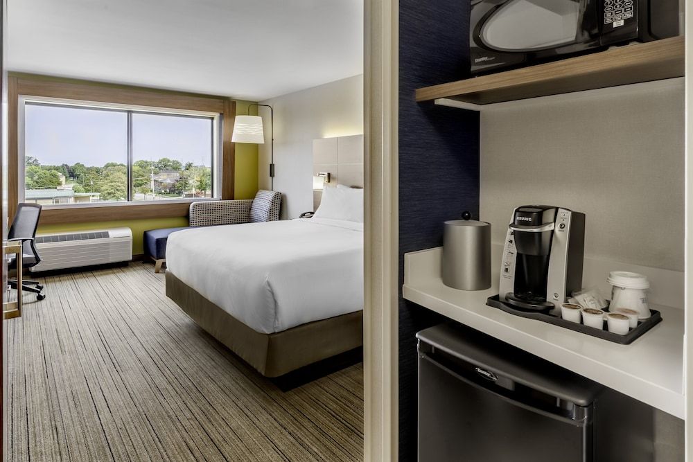 Standard Room, 1 King Bed, Mobility Accessible (Roll-In Shower)