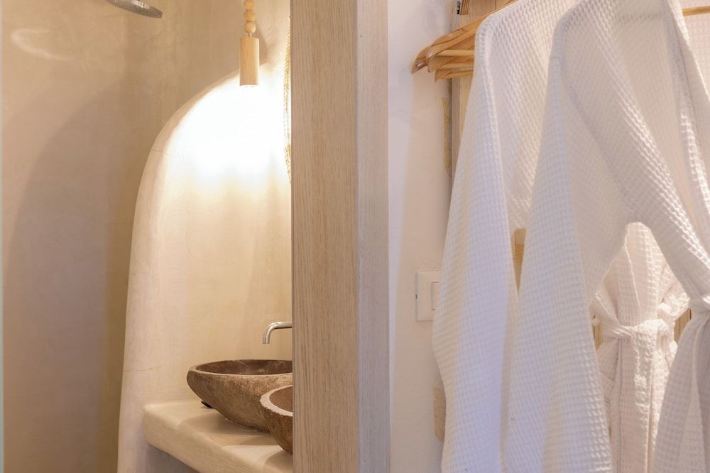 Aperto Suites - Adults Only Junior Cave Suite Indoor Hot Tub Shared Balcony 10