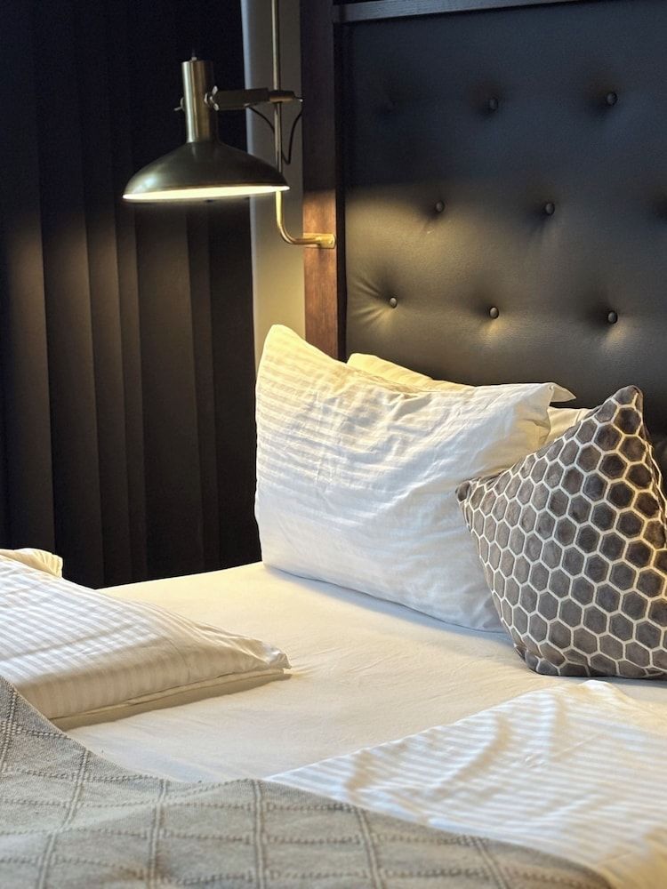 R13 - A Townhouse Hotel Deluxe Studio, 1 King Bed (Top Floor) 2