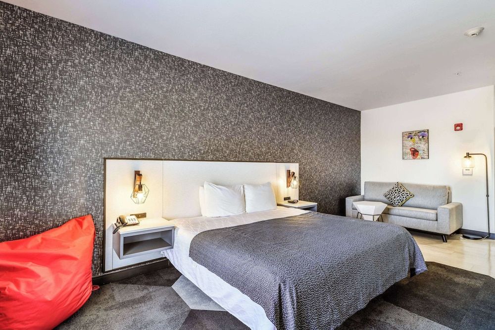 Hy-Lo Hotel, Ascend Hotel Collection Room, 1 King Bed, Accessible, Non Smoking (Efficiency)