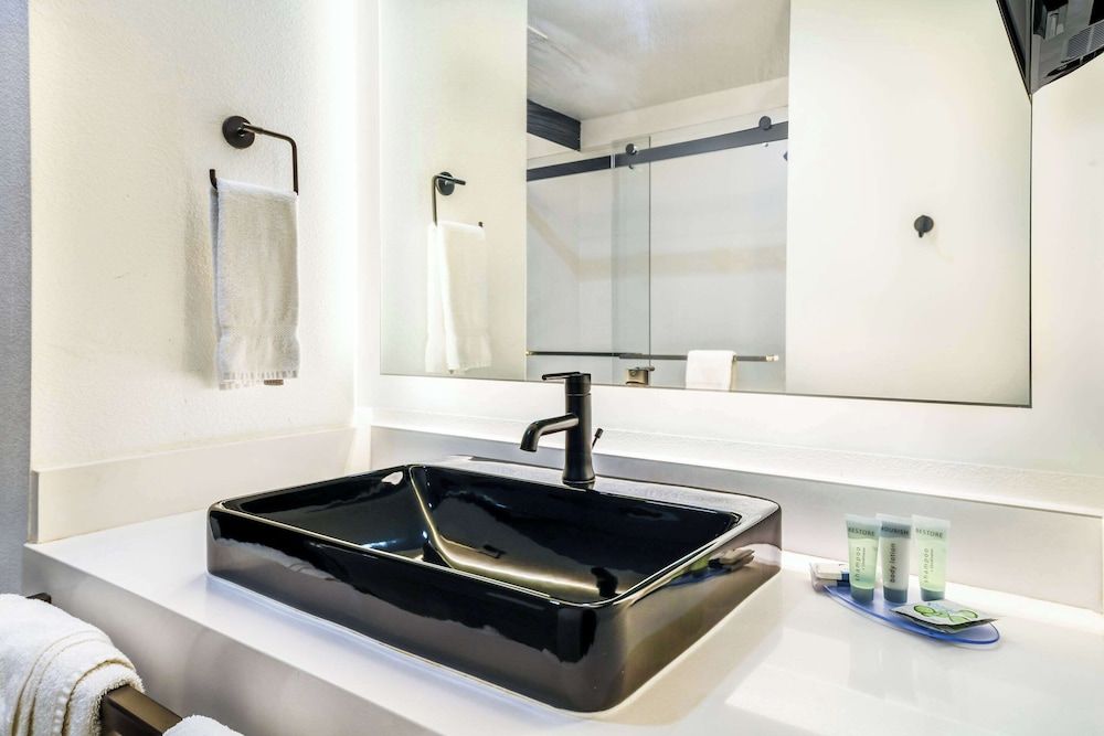 Hy-Lo Hotel, Ascend Hotel Collection Room, 1 King Bed, Accessible, Non Smoking (Efficiency) 6