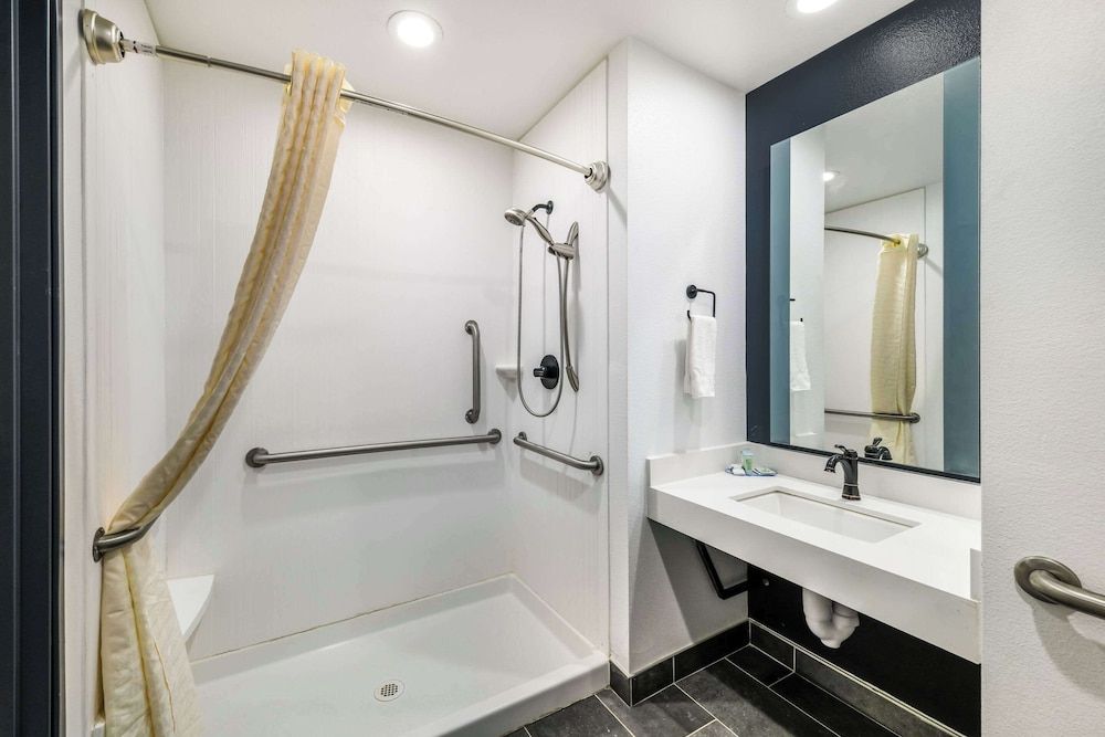 Hy-Lo Hotel, Ascend Hotel Collection Room, 1 King Bed, Accessible, Non Smoking (Efficiency) 3