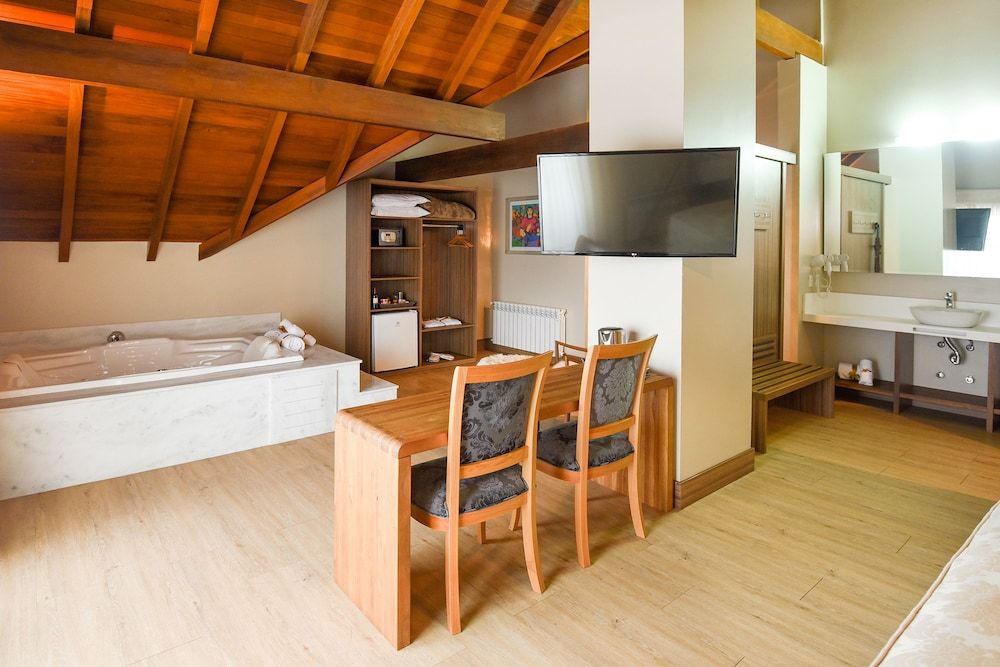Luxury Suite, Jetted Tub