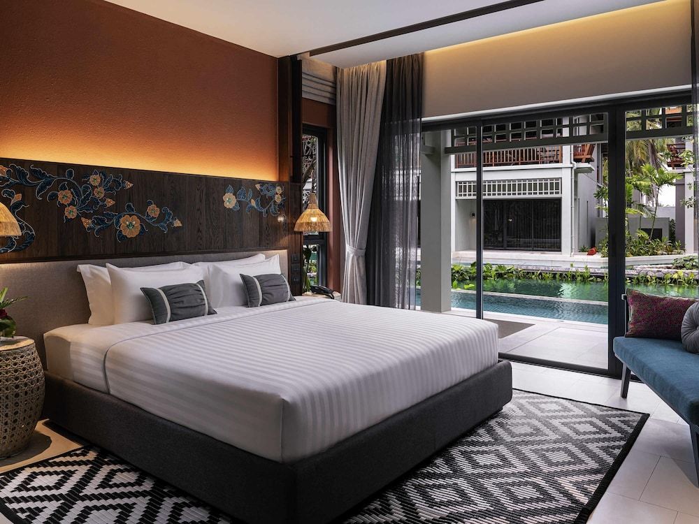 Deluxe Room, 1 King Bed, Pool Access